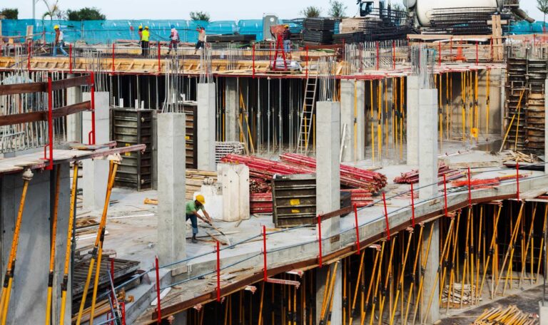 التنفيذ والإشراف الكامل للمشروع